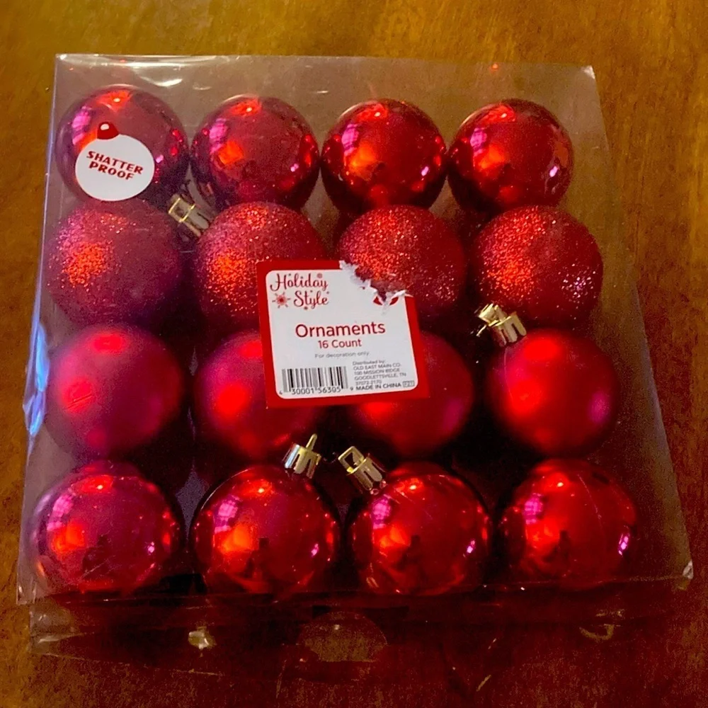 Holiday style ornaments 16 count red glitter beautiful